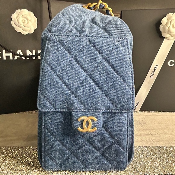 CHANEL 25 Small Handbag (26P) Washed Denim and Gold Tone Metal - Picture 5 of 17